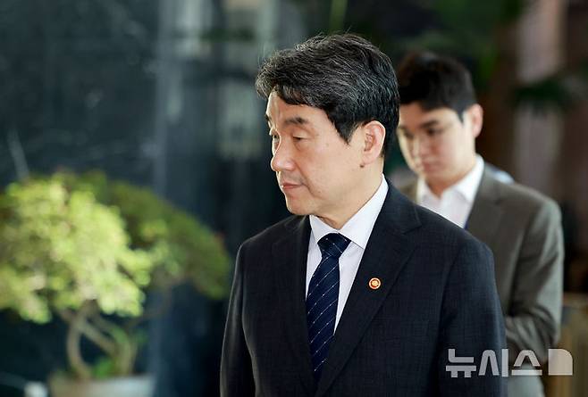 [서울=뉴시스] 고범준 기자 = 이주호 대통령 권한대행 부총리 겸 교육부 장관 (대통령실통신사진기자단) 2025.05.02. bjko@newsis.com