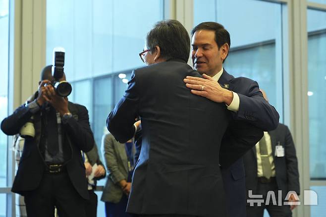 [브뤼셀=AP/뉴시스]조태열 외교부 장관과 마코 루비오 미 국무장관이 지난달 3일(현지 시간) 벨기에 브뤼셀에서 만나 포옹하고 있다. 2025.05.07.