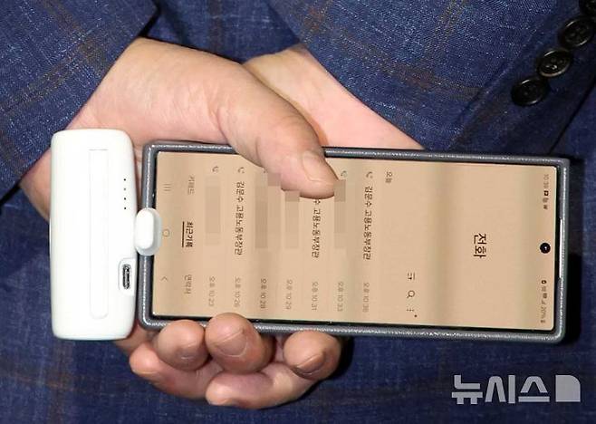 [서울=뉴시스] 김금보 기자 = 권성동 국민의힘 원내대표 6일 오후 서울 관악구 김문수 대선후보의 자택 앞에서 '한덕수 후보와의 단일화'  관련 논의를 위해 김 후보를 기다리고 있다. 권 원내대표의 통화목록에 수차례 받지 않는 김 후보의 전화목록이 눈에 띄고 있다. 2025.05.06. kgb@newsis.com