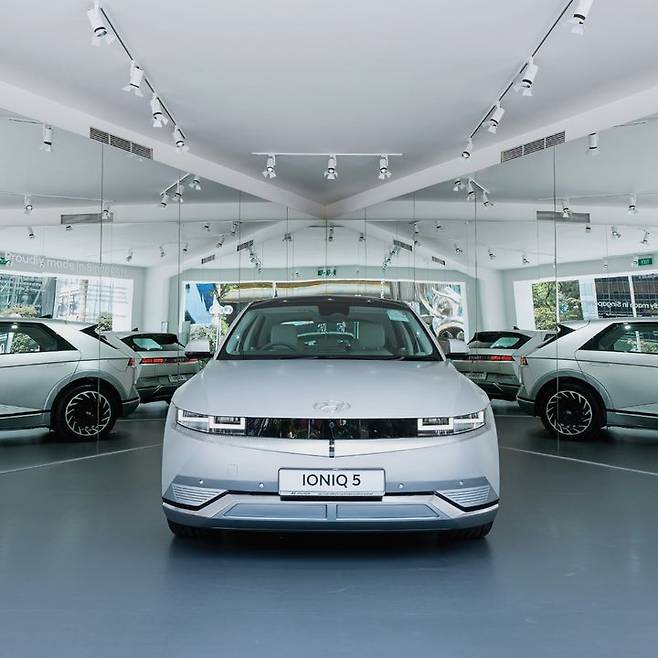 [서울=뉴시스] 현대자동차가 싱가포르혁신센터에서 생산한 전기 SUV '아이오닉5'가 싱가포르 니안시티 시빅 플라자에 전시돼 있다. (사진=현대차 제공) 2023.06.12 photo@newsis.com *재판매 및 DB 금지