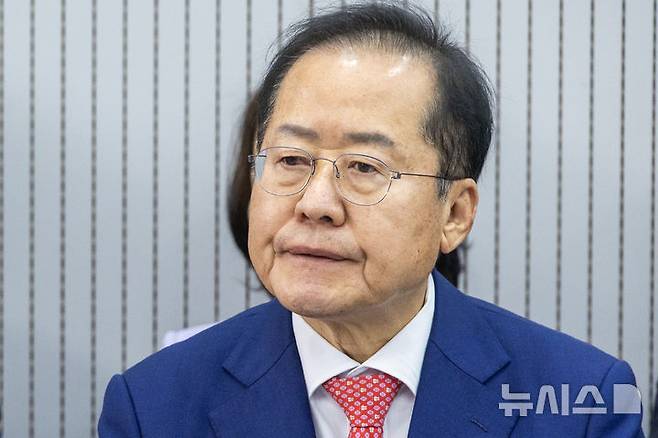 [서울=뉴시스] 국회사진기자단= 제21대 대통령후보자 국민의힘 3차 경선 진출자를 발표하는 29일 오후 서울 여의도 국민의힘 중앙당사에서 홍준표 후보가 결과를 기다리고 있다.  2025.04.29. photo@newsis.com