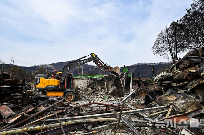 [영덕=뉴시스] 경북 영덕군이 지난 9일부터 영덕읍 구미리 17가구에 대한 철거 작업에 돌입했다. (사진=영덕군 제공) 2025.04.10. photo@newsis.com