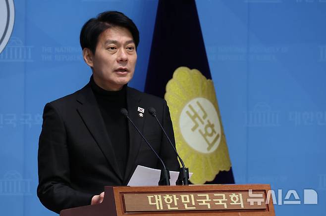 [서울=뉴시스] 권창회 기자 = 한민수 더불어민주당 대변인이 지난 2월 9일 오전 서울 여의도 국회 소통관에서 국민의힘 제1야당 대표 전담 특위 및 이진우·여인형 접견 관련 브리핑을 하고 있다. 2025.02.09. kch0523@newsis.com