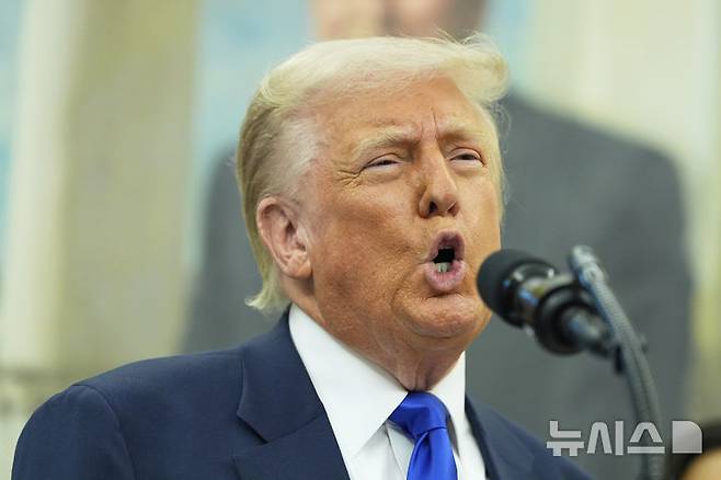 [워싱턴=AP/뉴시스]도널드 트럼프 미국 대통령이 5일(현지 시간) 백악관 집무실에서 2027 미국프로픗볼(NFL) 드래프트 행사가 워싱턴DC 내셔널몰에서 진행될 예정이라고 발표하고 있다. 2025.05.06.