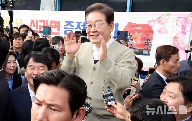 [금산=뉴시스] 조성봉 기자 = 민심을 청취하는 '경청 투어'에 나선 이재명 더불어민주당 대선후보가 지난 6일 충남 금산군 시외고속터미널 인근에서 즉흥 연설을 하고 있다.2025.05.06. suncho21@newsis.com