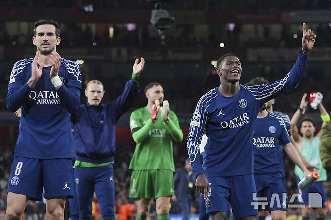 [런던=AP/뉴시스] 파리 생제르맹(PSG, 프랑스) 선수들이 지난달 29일(현지 시간) 영국 런던 에미레이츠 스타디움에서 열린 2024-25 유럽축구연맹(UEFA) 챔피언스리그(UCL) 아스널과의 준결승 1차전에서 승리한 후 팬들에게 인사하고 있다. 이강인이 결장한 PSG가 1-0으로 승리하고 UCL 결승에 한발 먼저 다가섰다. 2025.04.30.