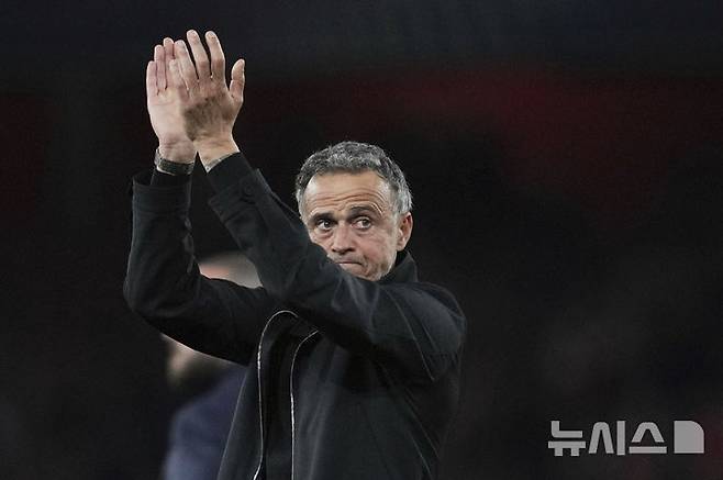 [런던=AP/뉴시스] 파리 생제르맹(PSG, 프랑스)의 루이스 엔리케 감독이 29일(현지 시간) 영국 런던 에미레이츠 스타디움에서 열린 2024-25 유럽축구연맹(UEFA) 챔피언스리그(UCL) 아스널과의 준결승 1차전에서 승리한 후 팬들에게 인사하고 있다. 이강인이 결장한 PSG가 1-0으로 승리하고 UCL 결승에 한발 먼저 다가섰다. 2025.04.30.