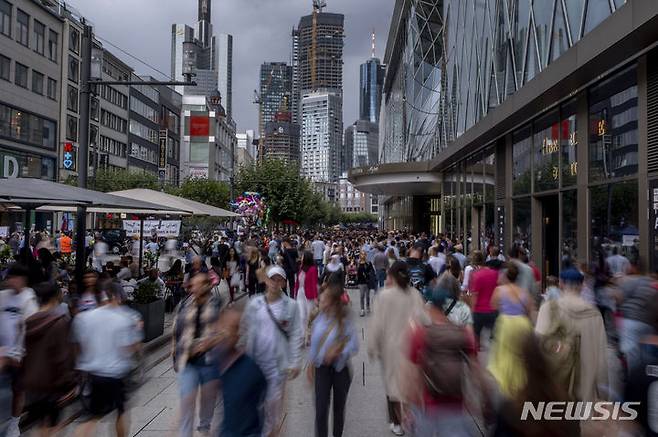 [프랑크푸르트=AP/뉴시스]독일 프랑크푸르트 쇼핑 중심인 자일가에 인파가 몰려 붐비고 있다. 자료사진. 2025.05.07