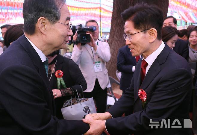 [서울=뉴시스] 최진석 기자 = 김문수 국민의힘 대선 후보와 한덕수 무소속 대선 예비후보가 5일 서울 종로구 조계사에서 열린 부처님오신날 봉축법요식에서 악수하고 있다. (대통령실통신사진기자단) 2025.05.05. myjs@newsis.com