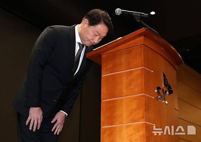 [서울=뉴시스] 이영환 기자 = 최태원 SK그룹 회장이 7일 오전 서울 중구 SK텔레콤 T타워 SUPEX홀에서 SK텔레콤의 해킹 사고와 관련해 대국민 사과를 하고 있다. 2025.05.07. 20hwan@newsis.com