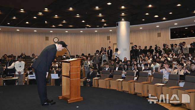 [서울=뉴시스] 이영환 기자 = 최태원 SK그룹 회장이 7일 오전 서울 중구 SK텔레콤 T타워 SUPEX홀에서 SK텔레콤의 해킹 사고와 관련해 대국민 사과를 하고 있다. (공동취재) 2025.05.07.photo@newsis.com