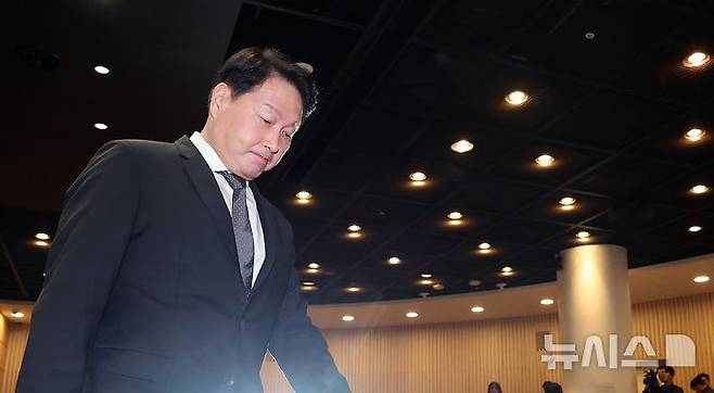 [서울=뉴시스] 이영환 기자 = 최태원 SK그룹 회장이 7일 오전 서울 중구 SK텔레콤 T타워 SUPEX홀에서 SK텔레콤의 해킹 사고와 관련해 대국민 사과를 마친 후 이동하고 있다. 2025.05.07. 20hwan@newsis.com