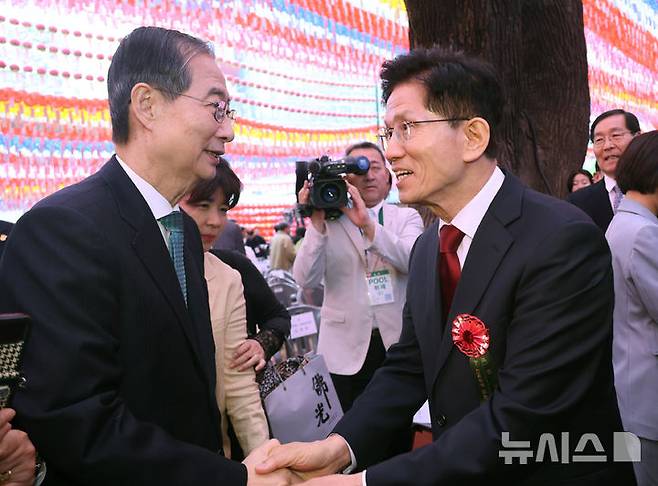 [서울=뉴시스] 최진석 기자 = 김문수 국민의힘 대선 후보와 한덕수 무소속 대선 예비후보가 5일 서울 종로구 조계사에서 열린 부처님오신날 봉축법요식에서 악수하고 있다. (대통령실통신사진기자단) 2025.05.05. myjs@newsis.com