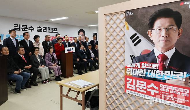 [서울=뉴시스] 조성우 기자 = 송영선 전 의원 등 전직 국회의원들이 7일 오전 서울 여의도 김문수 국민의힘 대선후보 캠프 사무실에서 김 후보 지지 성명서를 발표하고 있다. 2025.05.07. xconfind@newsis.com