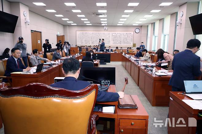 [서울=뉴시스] 고승민 기자 = 7일 서울 여의도 국회에서 열린 법제사법위원회 제1차 법안심사제1소위원회에서 박범계 위원장이 안건을 상정하고 있다. 2025.05.07. kkssmm99@newsis.com