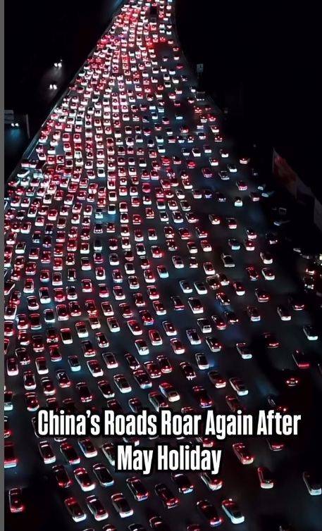 [서울=뉴시스] 중국에서 노동절 황금연휴를 맞아 14억 명의 인구가 이동했다. 중국의 한 고속도로에 차들이 줄 지어있는 모습. (사진=인스타그램 캡처) 2025.05.07. *재판매 및 DB 금지