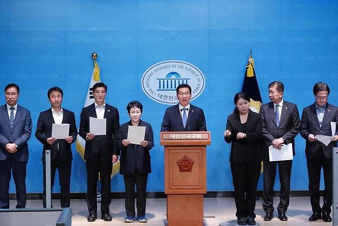 [서울=뉴시스]국회 행정안전위원회 소속 더불어민주당 의원들은 7일 국회 소통관에서 기자회견을 열고 "중앙선거관리위원회는 사법부의 선거 방해와 헌법 파괴 행위를 외면하지 말고, 국민의 참정권을 지키는 헌법기관으로서 책무를 다해야 한다"고 밝혔다. (사진=한병도 더불어민주당 의원실 제공) 2025.05.07. photo@newsis.com *재판매 및 DB 금지