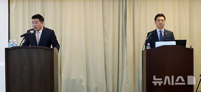 [서울=뉴시스] 김혜진 기자 = 부지석(오른쪽) 변호사가 7일 오후 서울 강남구 스페이스쉐어에서 열린 배우 김수현의 중대범죄 관련 기자회견에서 취재진의 질문에 답하고 있다. 2025.05.07. jini@newsis.com