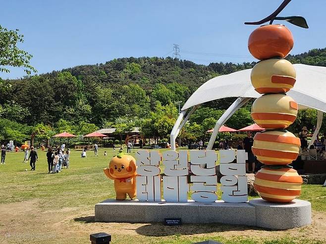 [창원=뉴시스] 강경국 기자 = 전국 최대의 단감 생산지이자 우리나라에서 최초로 단감을 재배한 경남 창원단감의 역사적 가치를 홍보하기 위해 조성한 농촌테마공원인 창원단감테마공원. (사진=창원시청 제공). 2025.05.. photo@newsis.com *재판매 및 DB 금지