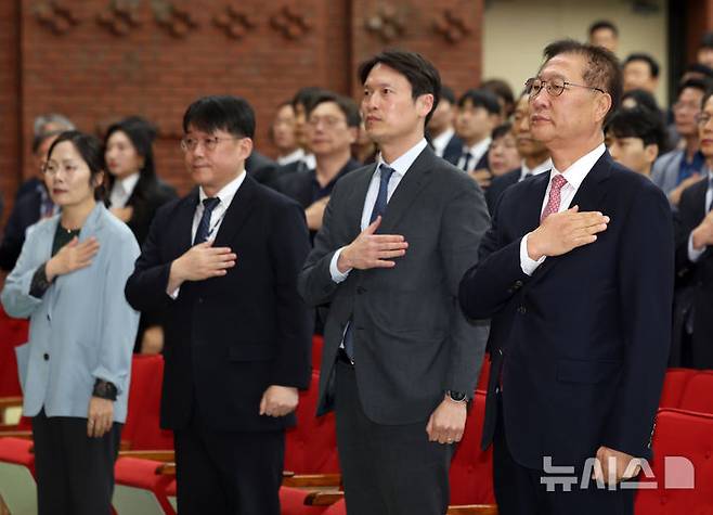 [과천=뉴시스] 이영환 기자 = 박성재 법무부 장관이 7일 오후 경기 과천시 법무부에서 열린 신임검사 임관식에서 국민의례를 하고 있다. 2025.05.07. 20hwan@newsis.com