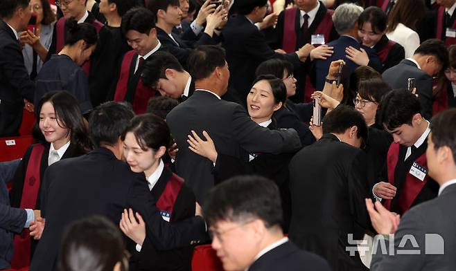 [과천=뉴시스] 이영환 기자 = 7일 오후 경기 과천시 법무부에서 열린 신임검사 임관식에서 가족들이 신임 검사들에게 법복을 입혀주고 있다. 2025.05.07. 20hwan@newsis.com