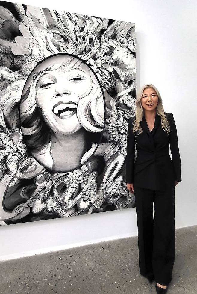 [사진=박현주미술전문기자] 애나 박 작가가 이번 굿걸 전시에 나온 작품앞에서 포즈를 취했다. *재판매 및 DB 금지