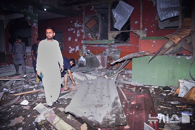 [무자파라바드=AP/뉴시스] 7일(현지 시간) 파키스탄령 카슈미르 무자파라바드 인근에서 인도의 미사일 공격으로 추정되는 공격으로 피해 입은 현장에서 주민들이 피해 모습을 살펴보고 있다. 인도 정부는 이날 새벽 파키스탄령 카슈미르 9곳을 공격하는 ‘신두르 작전’을 개시했다고 밝혔다. 2025.05.07.