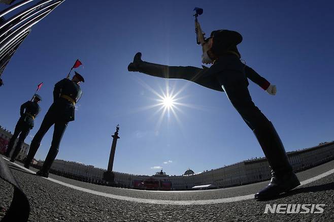 [모스크바=AP/뉴시스] 지난해 5월 9일(현지시각) 러시아 모스크바에서 열린 제2차 세계대전 전승절 79주년 열병식에서 의장대가 행진하고 있다. 전승절은 옛 소련이 제2차 세계대전에서 나치 독일의 항복을 받아낸 1945년 5월 9일을 기념하는 날이다. 2025.05.07.