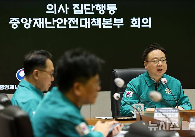 [서울=뉴시스] 배훈식 기자 = 조규홍 보건복지부 장관이 지난 1일 오전 서울 종로구 정부서울청사에서 열린 의사 집단행동 중앙재난안전대책본부 회의에서 발언하고 있다. 2025.05.01. dahora83@newsis.com