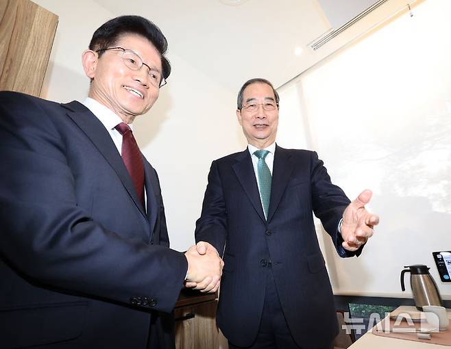 [서울=뉴시스] 고승민 기자 = 김문수 국민의힘 대선 후보와 한덕수 무소속 대선 후보가 7일 서울 종로구의 한 식당에서 단일화 관련 회동을 하고 있다. (공동취재) 2025.05.07. photo@newsis.com