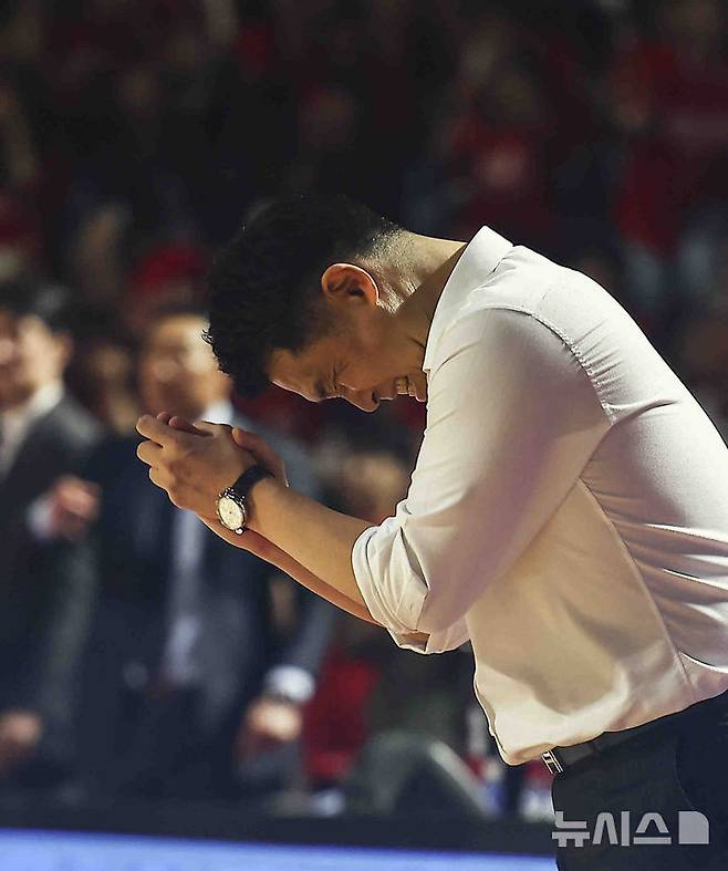 [서울=뉴시스] 김근수 기자 = 7일 잠실학생체육관에서 열린 2024-2025 KBL 챔피언결정전 2차전 창원 LG 대 서울 SK 경기, LG 조상현 감독이 LG 공격이 성공하자 기뻐하고 있다.  2025.05.07. ks@newsis.com