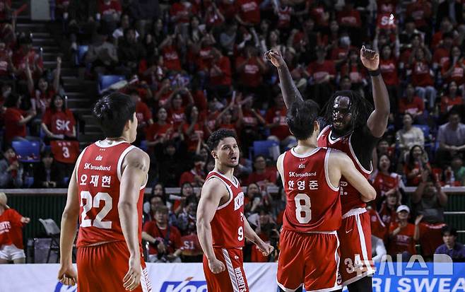 [서울=뉴시스] 김근수 기자 = 7일 잠실학생체육관에서 열린 2024-2025 KBL 챔피언결정전 창원 LG 대 서울 SK 경기, SK 자말 워니가 슛을 성공하고 동료들과 기뻐하고 있다. 2025.05.07. ks@newsis.com