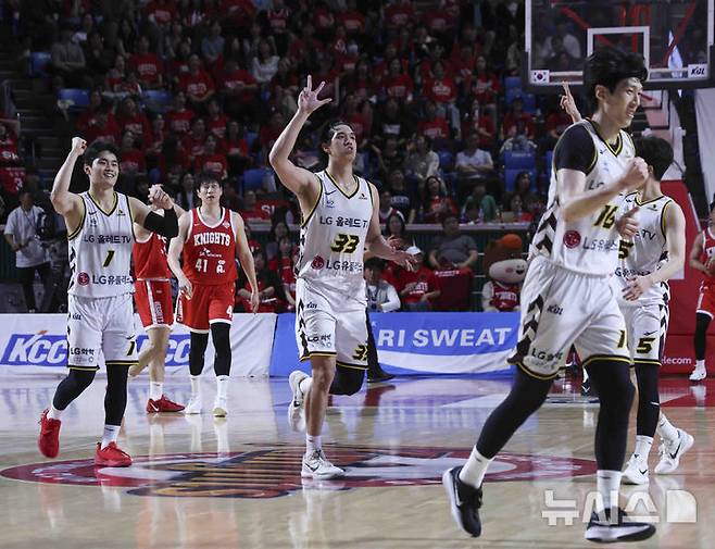 [서울=뉴시스] 김근수 기자 = 7일 잠실학생체육관에서 열린 2024-2025 KBL 챔피언결정전 2차전 창원 LG 대 서울 SK 경기에서 창원 LG가 76-71로 승리를 거두고 선수들이 기뻐하고 있다.  2025.05.07. ks@newsis.com