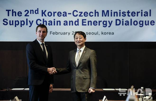 [서울=뉴시스] 정병혁 기자 = 안덕근 산업통상자원부 장관과 루카쉬 블첵 체코 산업통상부 장관이 17일 서울 중구 플라자호텔에서 열린 한-체코 장관급 공급망에너지대회에 앞서 기념촬영을 하고 있다. 2025.02.17. jhope@newsis.com