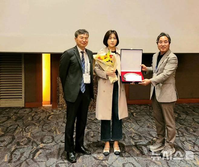 [서울=뉴시스]왼쪽부터 안용민 대한신경정신의학회 이사장, 뉴시스 백영미 기자, 한국의학바이오기자협회 김길원 회장. (사진= 뉴시스DB) photo@newsis.com. 2025.04.17.