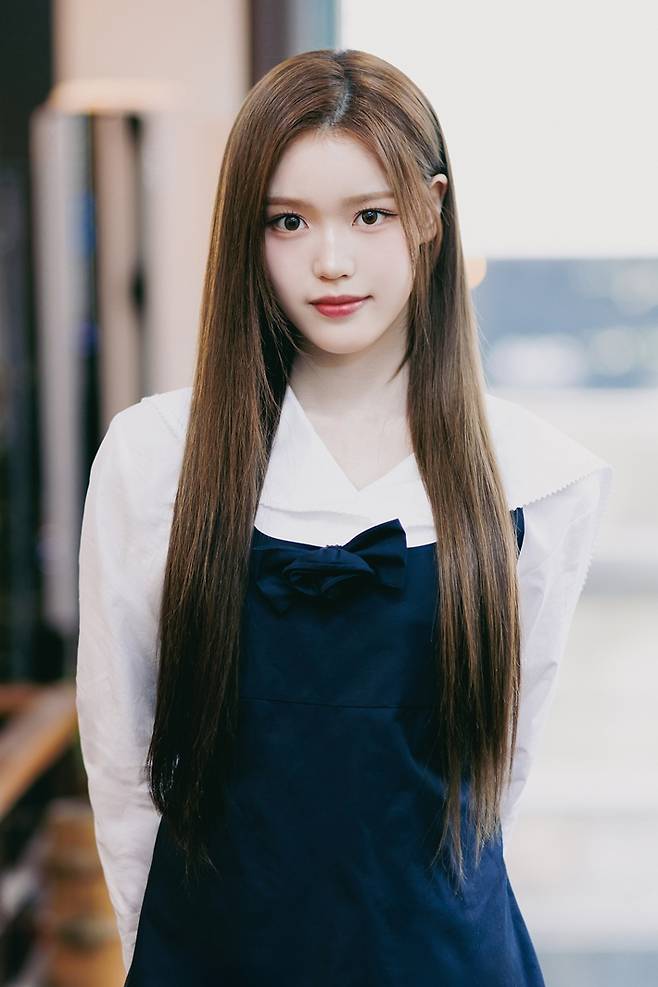 이즈나 정세비. 웨이크원 제공