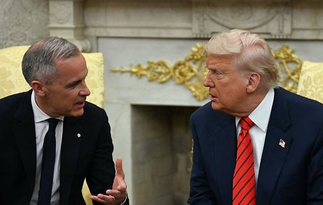 트럼프 미국 대통령이 6일(현지시간) 워싱턴DC에 있는 백악관에서 마크 카니 캐나다 총리와 회담하고 있다. 연합뉴스