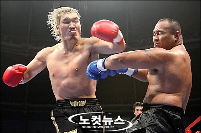 최홍만이 지난 2007녀 9월 29일 올림피공원 체조경기장에서 벌어진 K-1 월드그랑프리 2007 서울대회 개막전 제 9 경기에서 마이티 모(미국)의 안면을 공격하고 있다. 윤창원기자