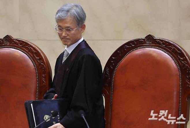 조희대 대법원장을 비롯한 대법관들이 1일 서울 서초구 대법원에서 이재명 더불어민주당 대선 후보의 공직선거법 위반 사건과 관련한 전원합의체 선고를 위해 대심판정에 입장하고 있다. 사진공동취재단