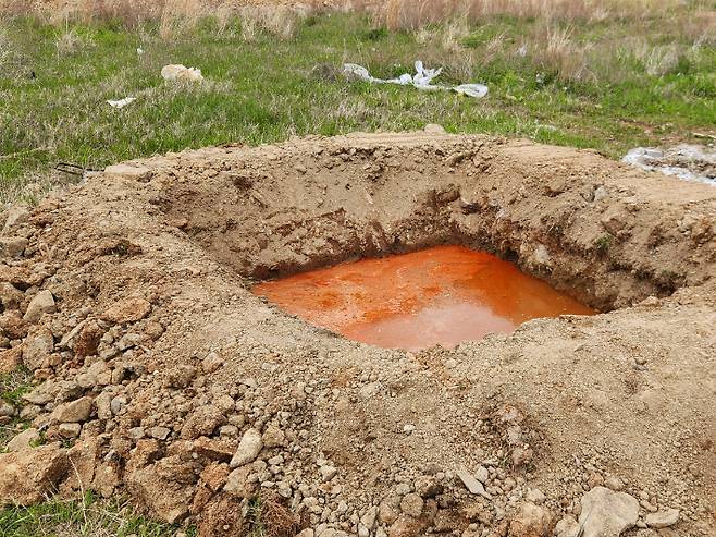 '2025 세계라면축제'가 열리고 있는 부산 기장군 오시리아 관광단지. 라면 국물이 흙더미에 버려진 모습. 독자 제공