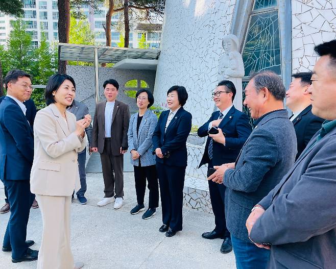 더불어민주당 이재명 후보 부인 김혜경씨가 7일 오후 강릉 초당 성요셉 성당을 방문해 지역 민주당 인사들과 소통의 시간을 가졌다. 독자 제공
