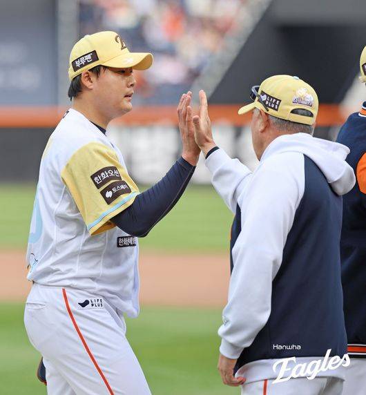 한화 한승혁이 6일 대전 삼성전에서 세이브를 거둔 뒤 김경문 감독과 하이파이브를 하고 있다. /한화 이글스 제공