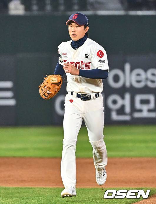 [OSEN=부산, 이석우 기자] 10일 부산 사직야구장에서 2025 신한 SOL 뱅크 KBO 리그 롯데 자이언츠와 KIA 타이거즈의 경기가 열렸다. 홈팀 롯데는 반즈가, 방문팀 KIA는 윤영철이 선발로 출전했다.롯데 자이언츠 전민재가 4회초 2사 2,3루 KIA 타이거즈 김태군의 타구를 잡아 1루에 던져 아웃시키고 더그아웃으로 들어오고 있다. 2025.04.10 / foto0307@osen.co.kr