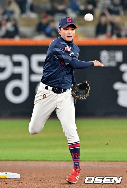 [OSEN=대전, 민경훈 기자] 3일 오후 대전한화생명볼파크에서 ‘2025 신한 SOL Bank KBO리그’ 한화 이글스와 롯데 자이언츠의 경기가 열렸다.홈팀 한화는 폰세를, 어웨이팀 롯데는 나균안을 선발로 내세웠다.3회말 1사 주자 1루 한화 플로리얼의 1루수 앞 땅볼 때 롯데 유격수 이호준이 2루에서 한화 안치홍을 포스아웃 시킨 후 1루로 송구하고 있다. 2025.04.03 / rumi@osen.co.kr