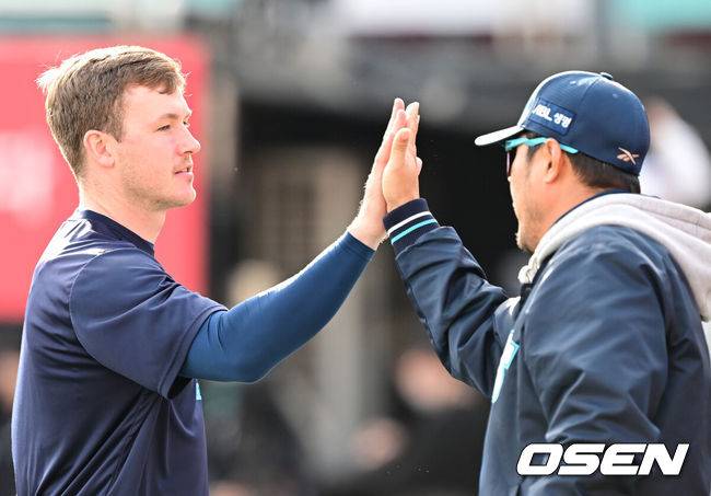 [OSEN=수원, 김성락 기자] 6일 오후 수원 KT위즈파크에서 ‘2025 신한 SOL Bank KBO리그’ KT 위즈와 NC 다이노스의 경기가 열렸다.이날 경기는 NC 다이노스가 KT 위즈를 상대로 6-3으로 승리, 4연승을 달성했다. 경기 종료 후 NC 이호준 감독, 라일리가 하이파이브를 하고 있다. 2025.05.06 / ksl0919@osen.co.kr