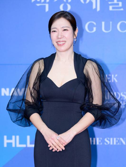 [OSEN=이대선 기자] 5일 오후 서울 강남구 코엑스 D홀에서 ‘제61회 백상예술대상 with 구찌’ 레드카펫 행사가 열렸다.방송·영화·연극을 아우르는 국내 유일무이 종합 예술 시상식 ‘제61회 백상예술대상 with 구찌’는 JTBC·JTBC2·JTBC4에서 동시 생중계, 프리즘·네이버TV·치지직에서 디지털 생중계된다.배우 염혜란이 레드카펫을 밟고 있다. 2025.05.05 /sunday@osen.co.kr