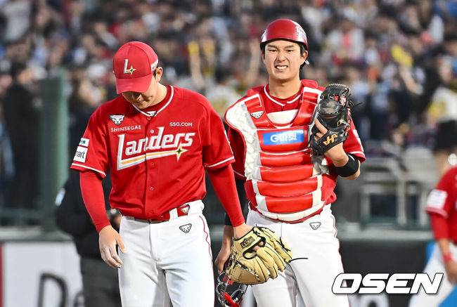 [OSEN=부산, 이석우 기자] 7일 부산 사직야구장에서 2025 신한 SOL 뱅크 KBO 리그 롯데 자이언츠와 SSG 랜더스의 경기가 열렸다. 홈팀 롯데는 데이비슨, 방문팀 SSG는 송영진이 선발 출전했다.SSG 랜더스 선발 투수 송영진이 3회말 교체되고 있다. 2025.05.07 / foto0307@osen.co.kr