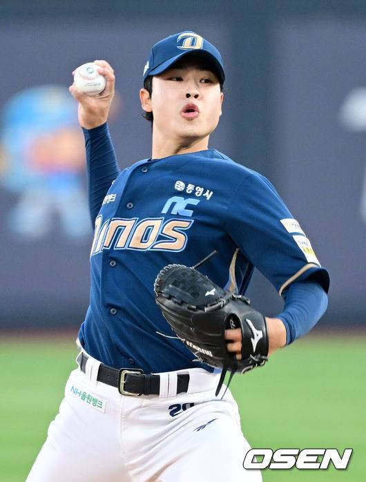 [OSEN=수원, 최규한 기자] 7일 경기도 수원 KT위즈파크에서 ‘2025 신한 SOL Bank KBO리그’ KT 위즈와 NC 다이노스의 경기가 열렸다.홈팀 KT는 소형준, 방문팀 NC는 목지훈을 선발로 내세웠다.1회말 NC 선발 목지훈이 힘차게 공을 뿌리고 있다. 2025.05.07 / dreamer@osen.co.kr