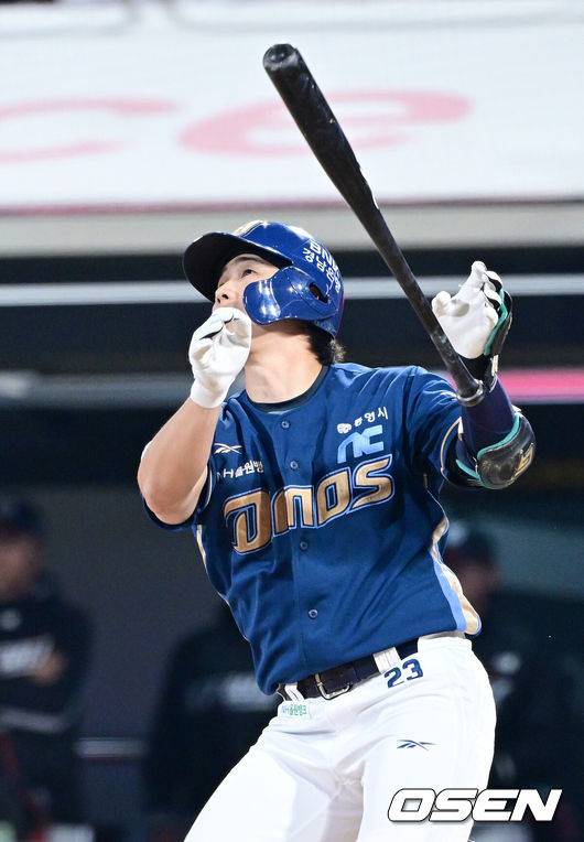 [OSEN=수원, 최규한 기자] 7일 경기도 수원 KT위즈파크에서 ‘2025 신한 SOL Bank KBO리그’ KT 위즈와 NC 다이노스의 경기가 열렸다.홈팀 KT는 소형준, 방문팀 NC는 목지훈을 선발로 내세웠다.9회초 1사 1, 3루 상황 NC 천재환이 달아나는 좌월 스리런포를 날리고 있다. 2025.05.07 / dreamer@osen.co.kr