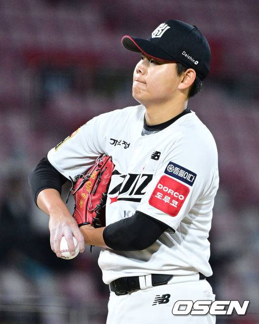 [OSEN=수원, 최규한 기자] 7일 경기도 수원 KT위즈파크에서 ‘2025 신한 SOL Bank KBO리그’ KT 위즈와 NC 다이노스의 경기가 열렸다.홈팀 KT는 소형준, 방문팀 NC는 목지훈을 선발로 내세웠다.5회초 2사 1, 2루 상황 KT 선발 소형준이 마운드를 내려가며 아쉬워하고 있다. 2025.05.07 / dreamer@osen.co.kr